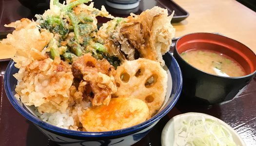 てんや初！とろっと柔らかな「豚角煮の天ぷら」をのせた『豚角煮天丼』実食！豪華な具材の『大江戸天丼』も同時発売。季節限定