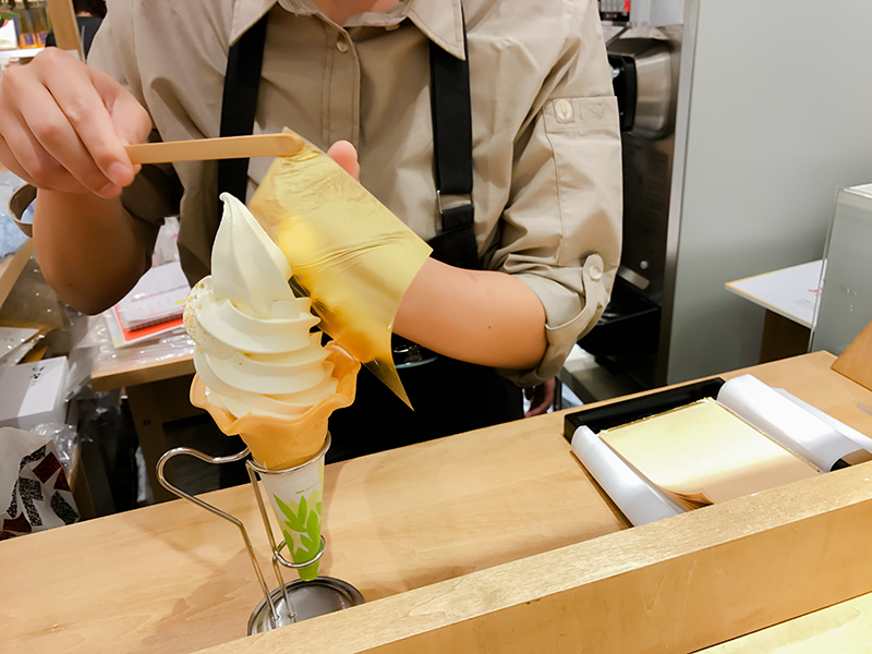 GINZA SIX限定『金箔のかがやきソフトクリーム』