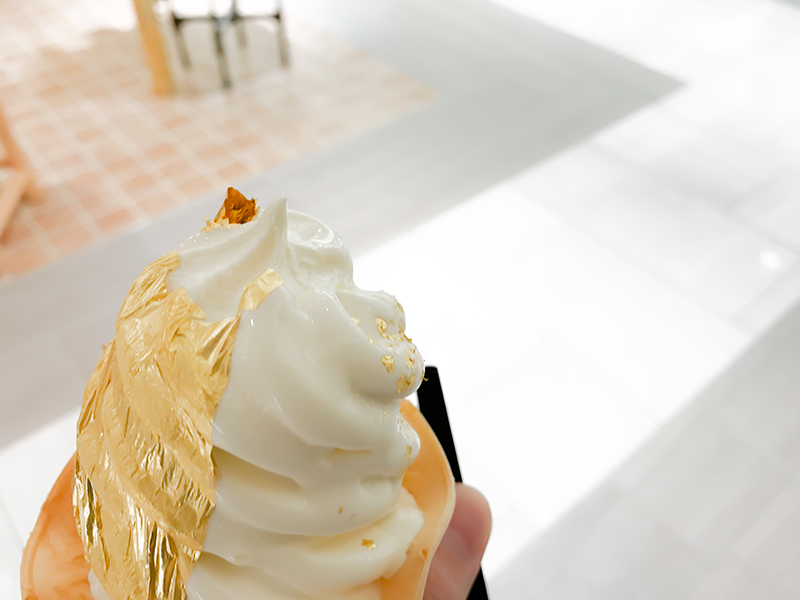 GINZA SIX限定『金箔のかがやきソフトクリーム』