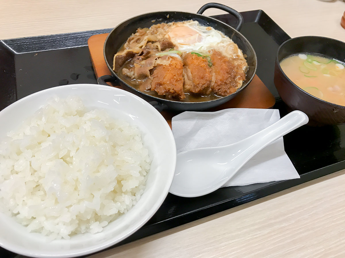 『チキンカツの牛すき鍋定食』