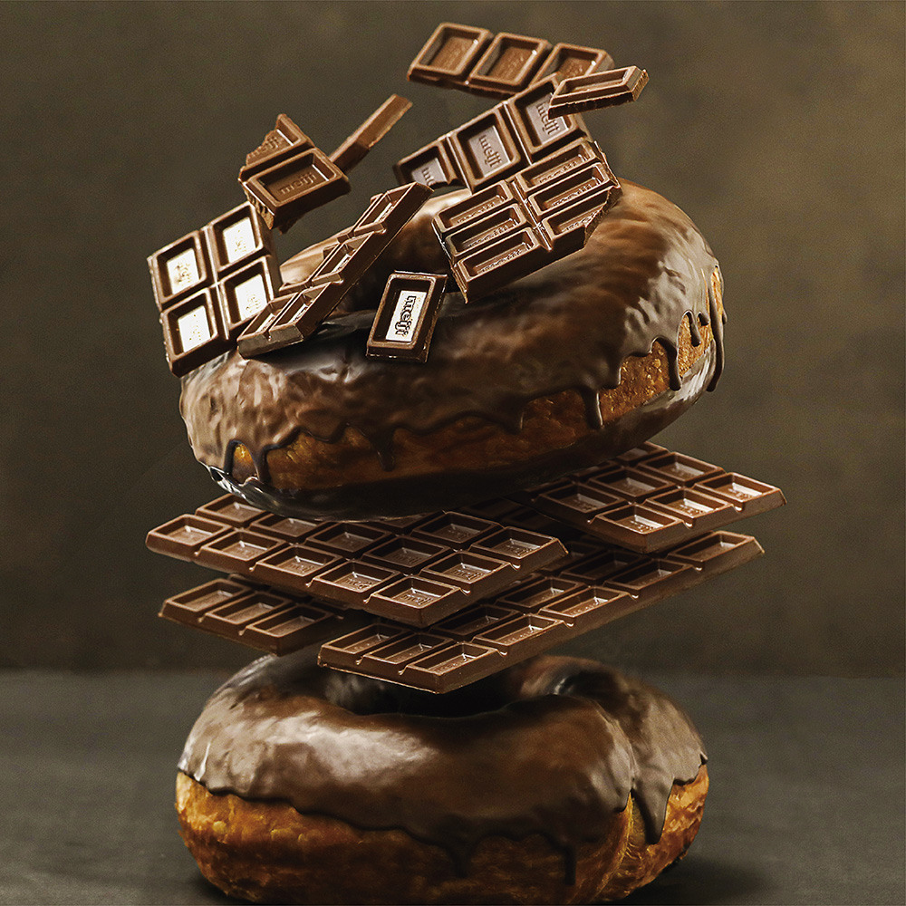 【激ヤバ】総重量1.2kg、約5,890Kcalのチョコバーガーが爆誕。ハートブレッドアンティーク『マジカルチョコリングバーガー』