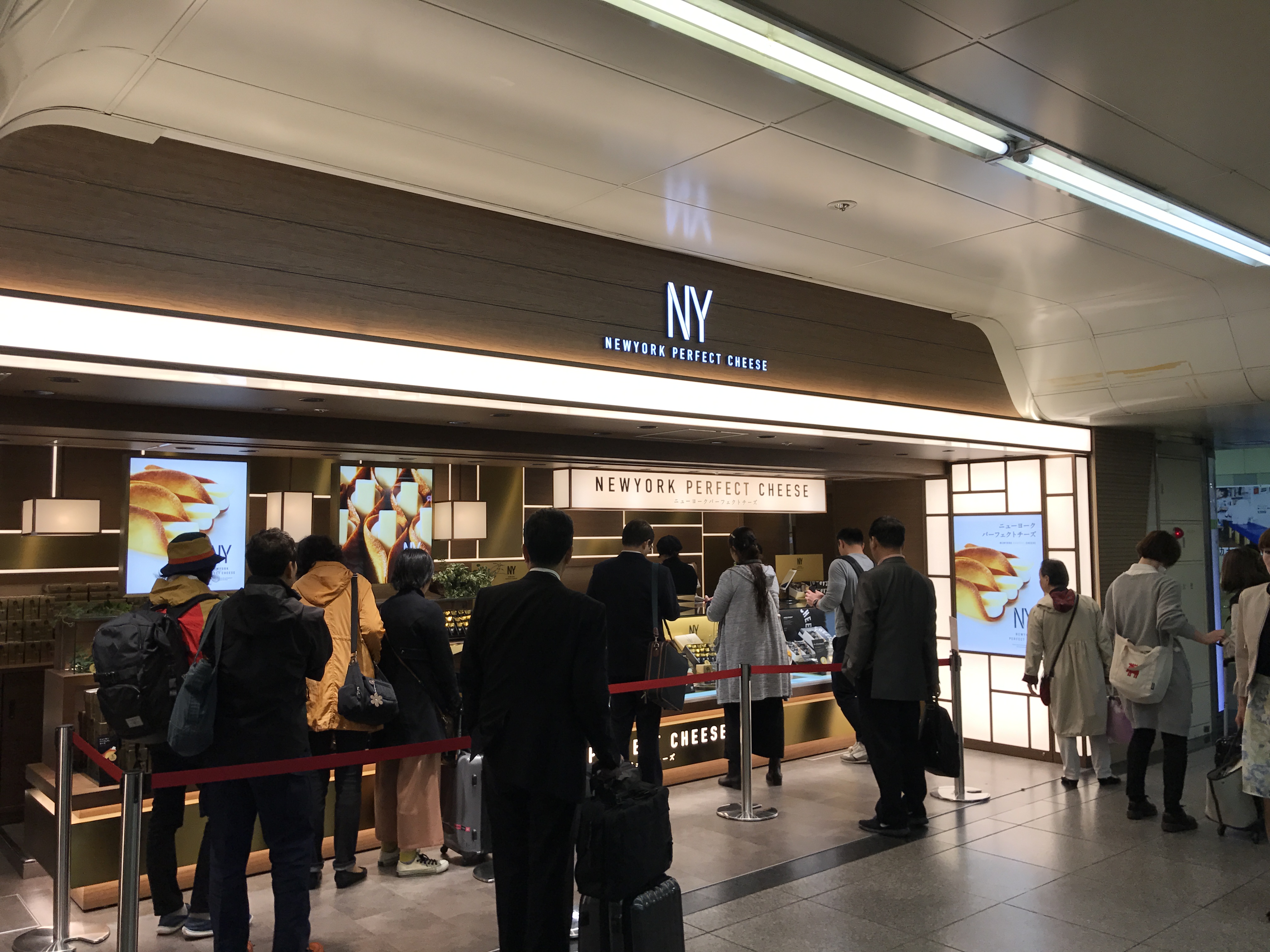 東京駅お土産新世代 Jr東京駅構内限定の ニューヨークパーフェクトチーズ はチーズの協奏曲だ ハレルヤ