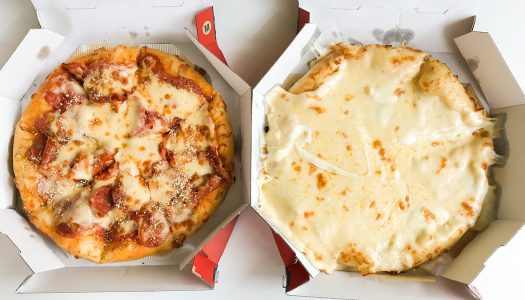 【盛りすぎ】ドミノ・ピザの『ウルトラ盛』食べてみた。 チーズやペパロニなどのトッピングが4倍！
