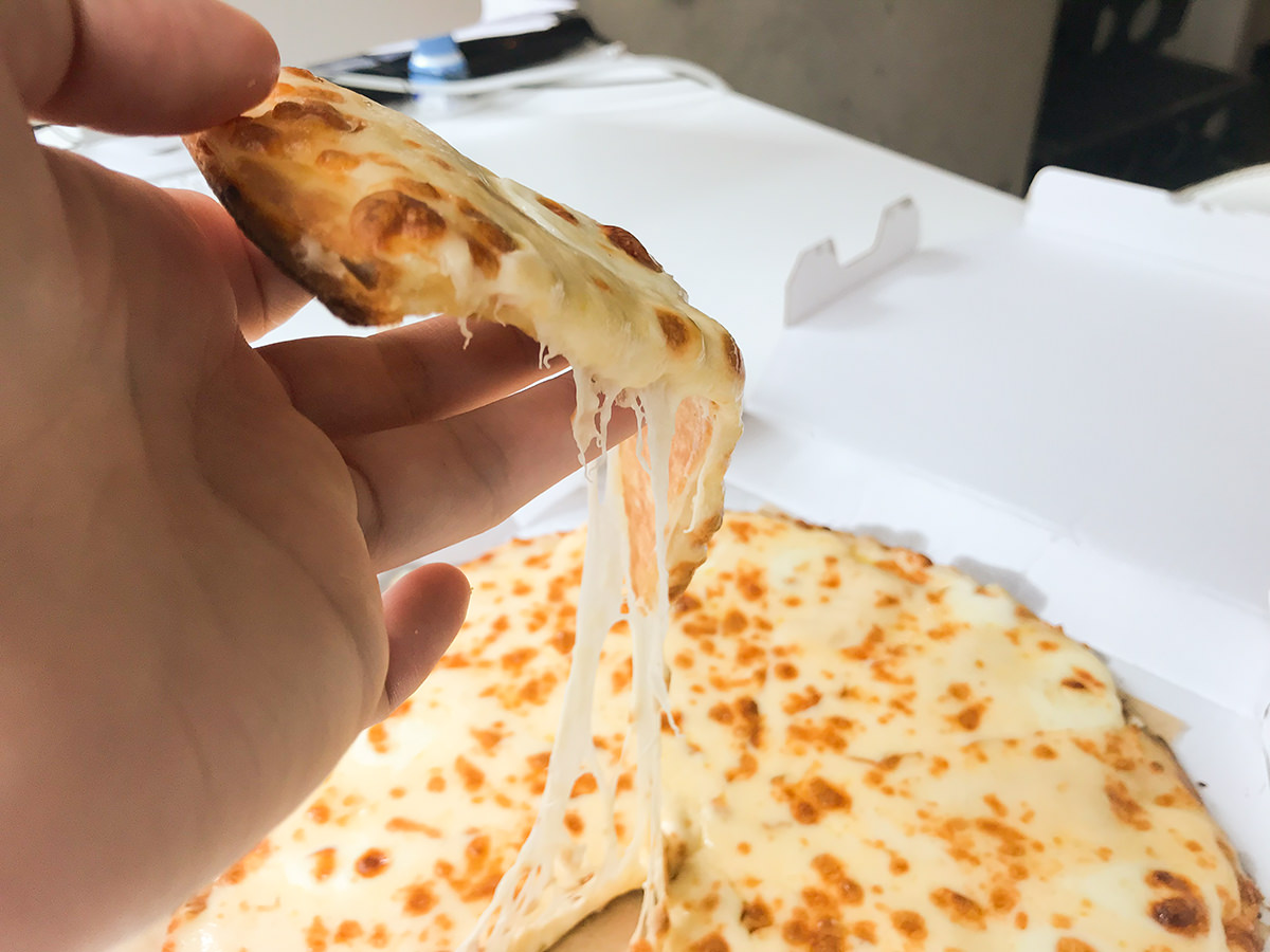 ウルトラ盛 復活 ドミノ ピザの ウルトラ盛 ミルフィーユ の Lサイズ を食べてみた 生地までチーズmaxのピザ ハレルヤ